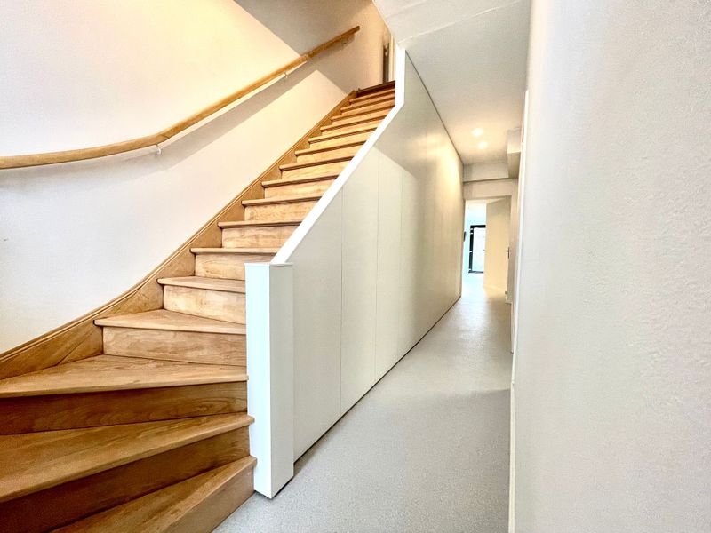 Vestiaire onder trap in Zwijnaarde (20-036)