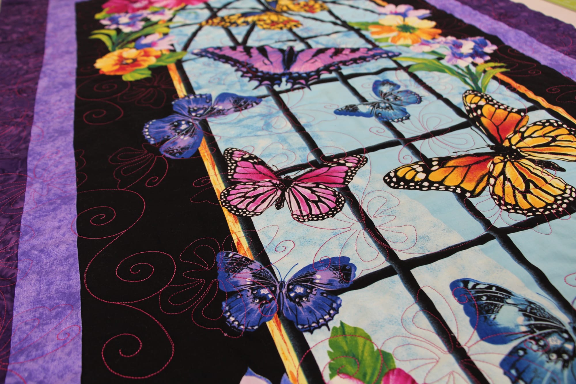 Gammill longarm quilting machine creating intricate edge-to-edge design patterns