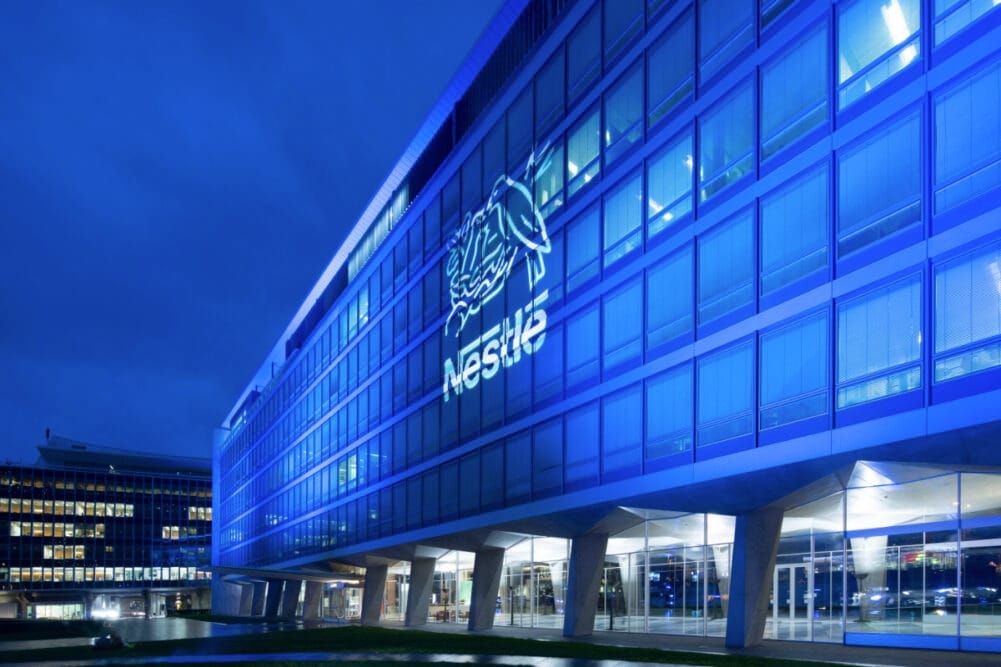 Nestlé se despide de los colorantes artificiales: ¿una moda o una evolución real?