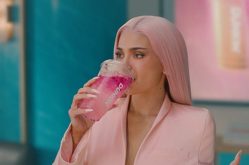 Kylie Jenner, Dunkin' y el negocio de la nostalgia rosa