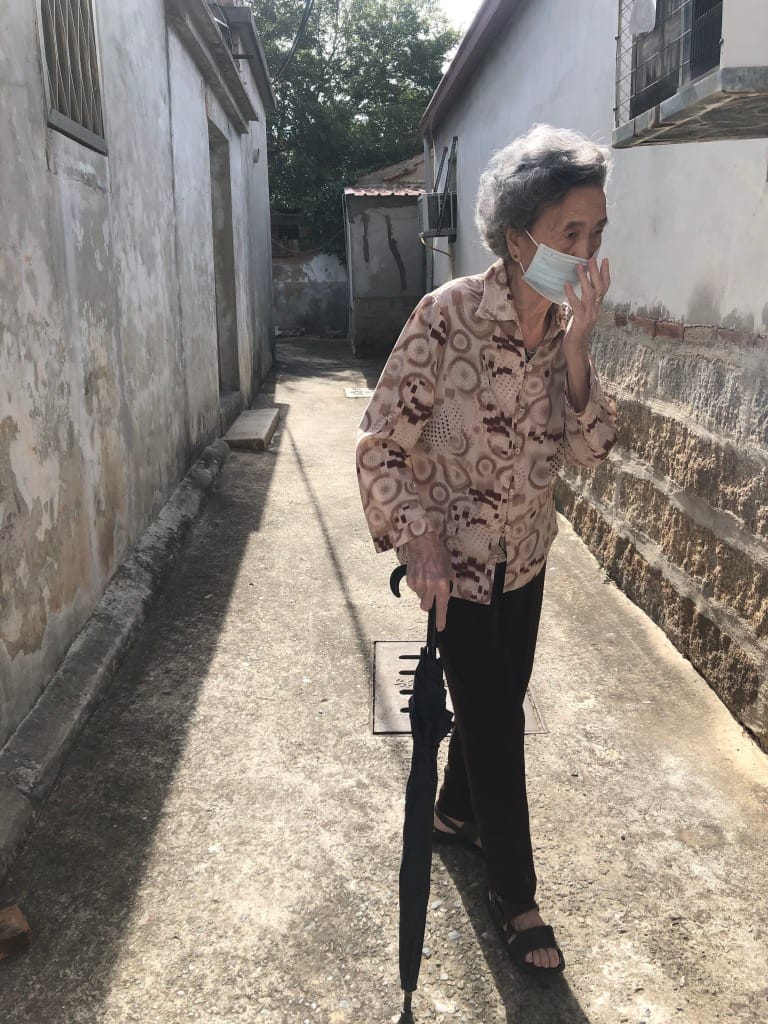 2021 阿嬤巡視老家巷尾 / 這年阿嬤剛好 90 歲