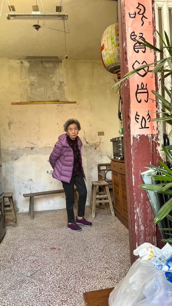 2022 阿嬤巡視即將拆掉的老家客廳 / 這年阿嬤 91 歲