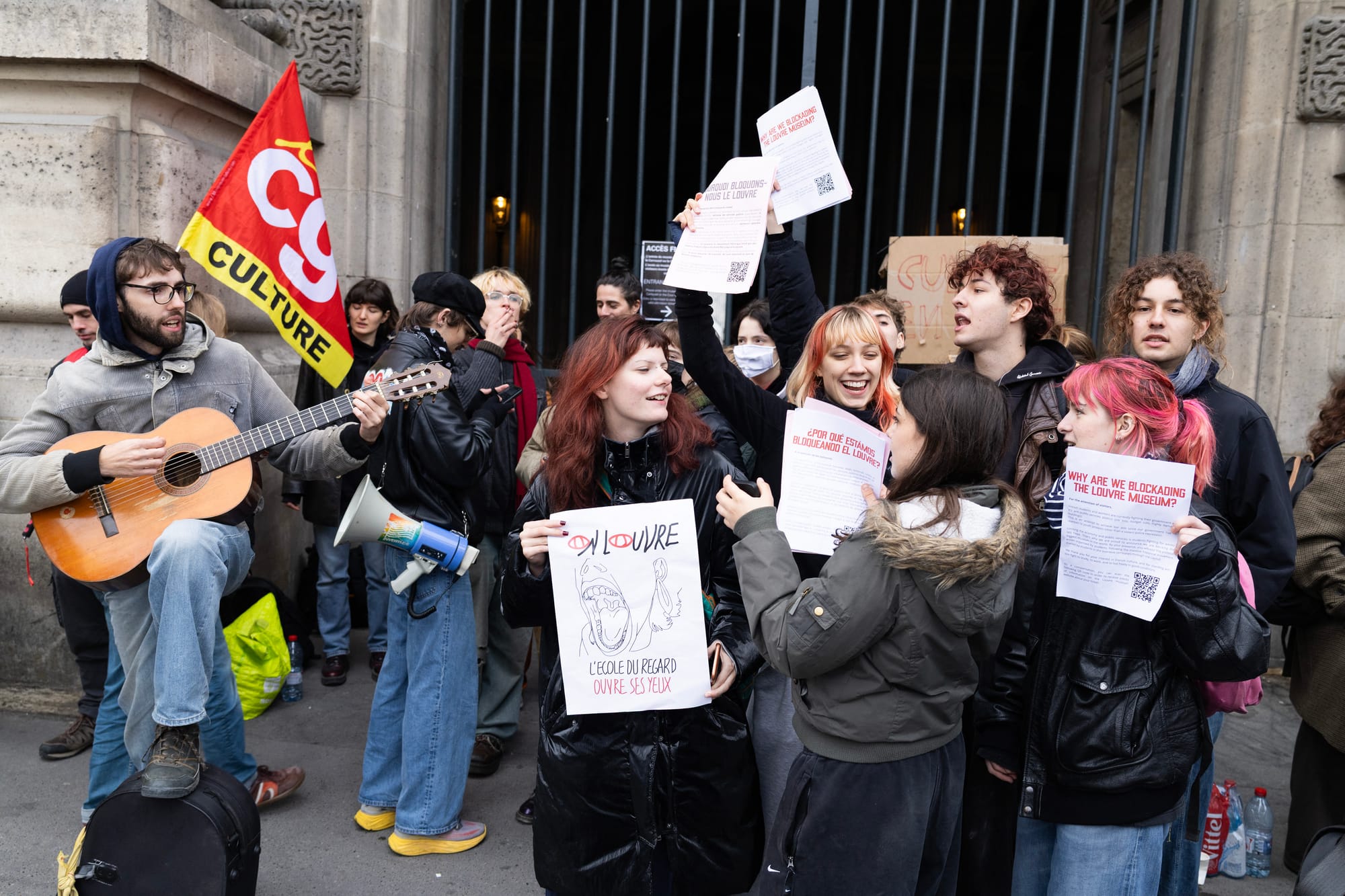 Paris Students Block Louvre Entrance, Forcing Closure