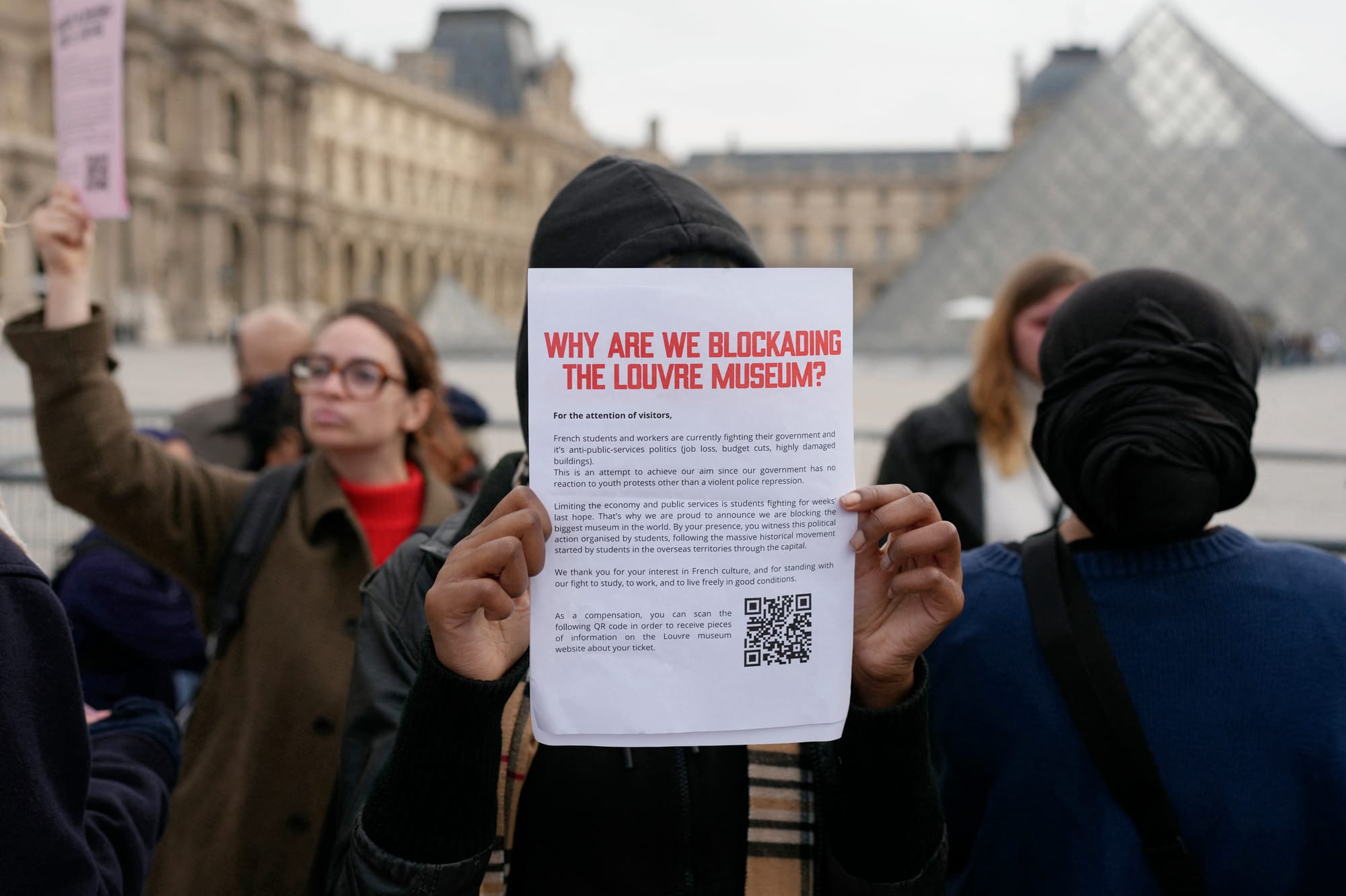 Paris Students Block Louvre Entrance, Forcing Closure