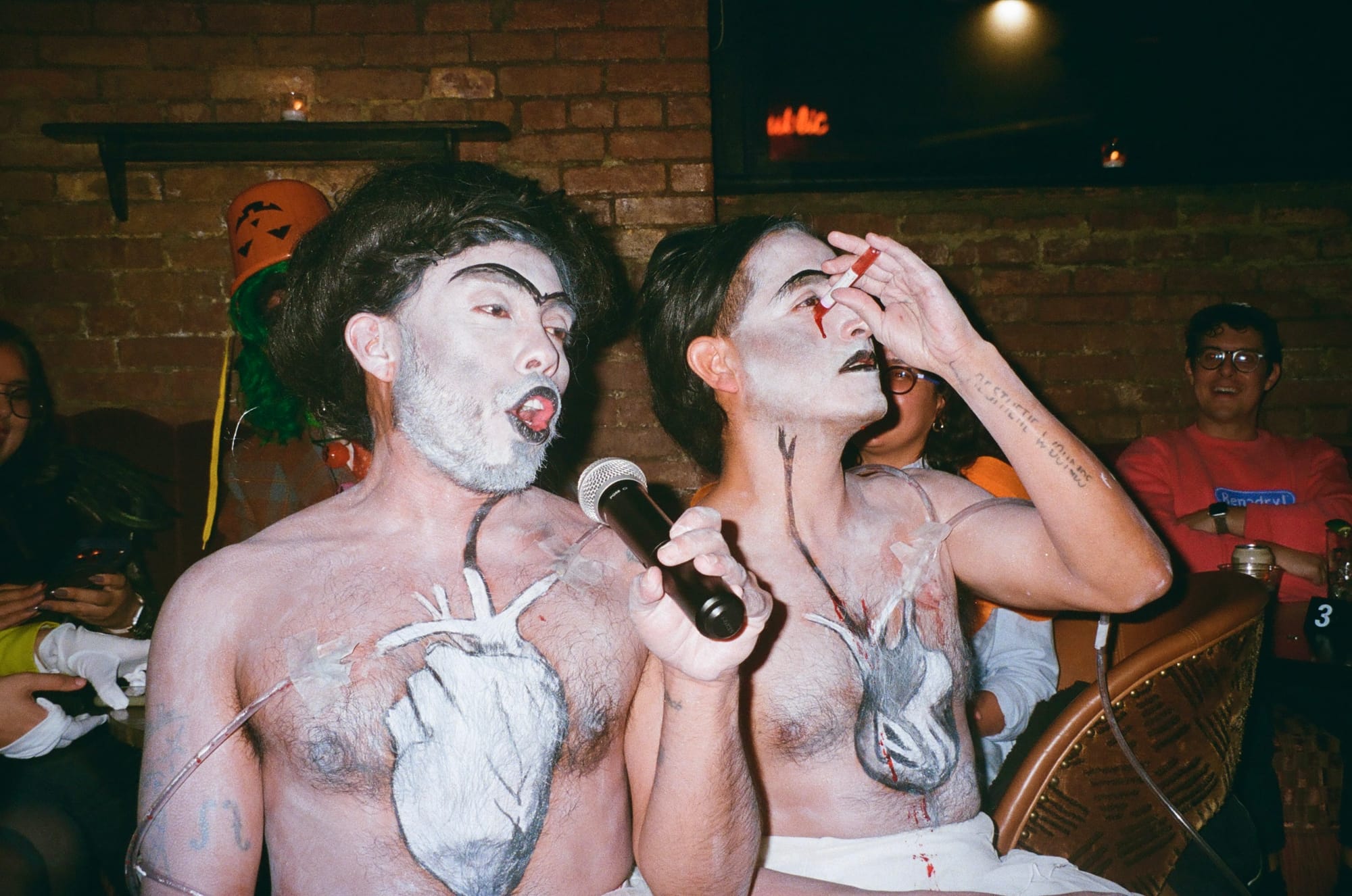 Une fête d'Halloween artistique à Brooklyn