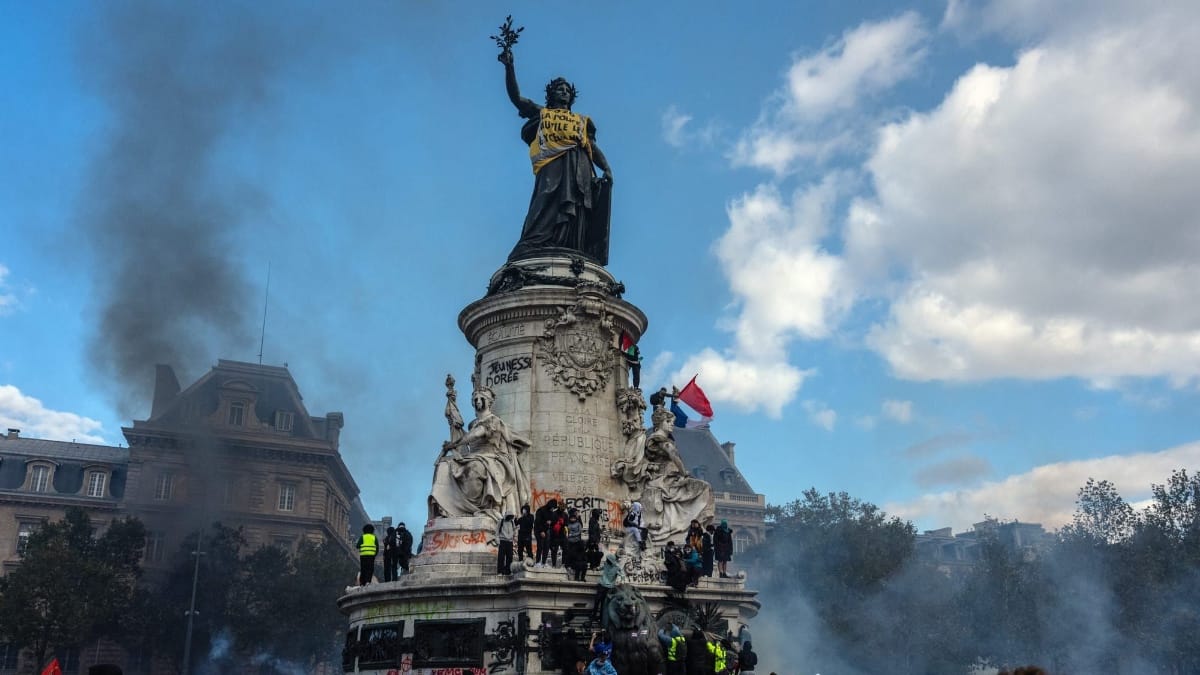 French Students Take to the Monuments