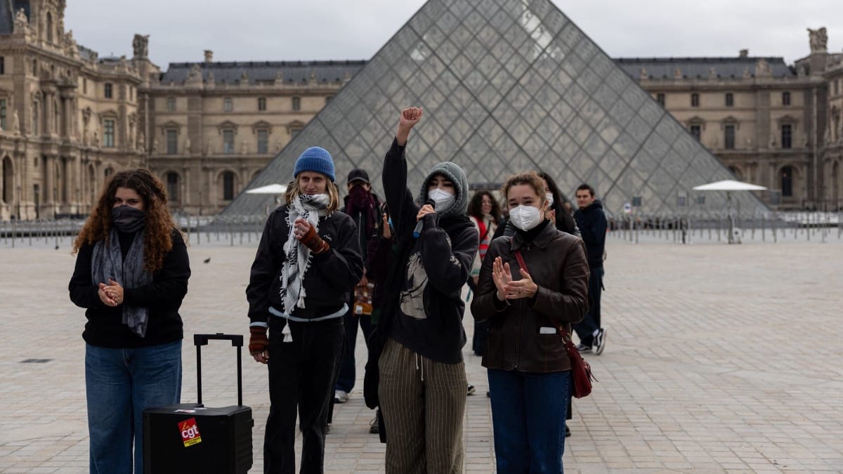 Paris Students Shut Down the Louvre