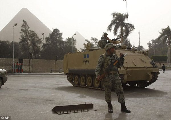 pyramids-Egyptian-army