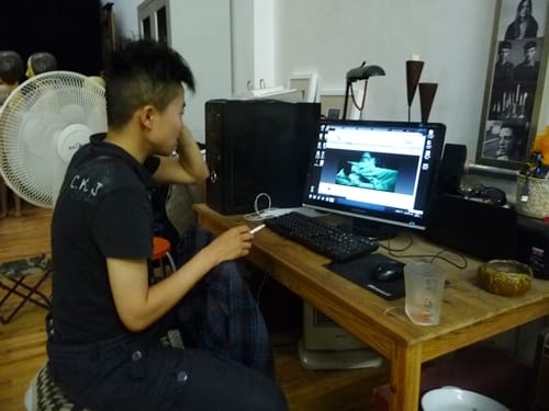 Li Wei relaxes in front of the computer to watch Marilyn Manson and post on Weibo.