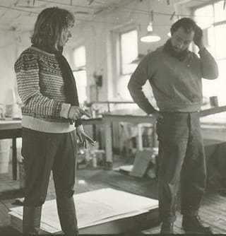 Eddie Johnson, untitled photo of Elaine de Kooning and Steve Poleskiein Chiron Press shop (1965). Courtesy of Steve Poleskie.