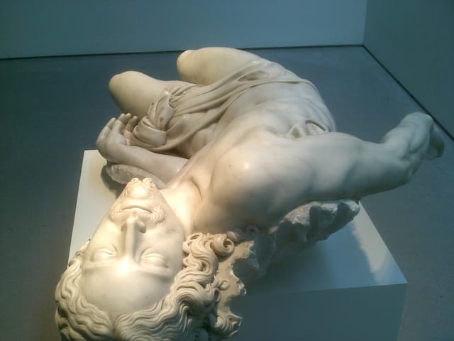 Fabio Viale, "Souvenir (Pietá) III" (2006). White marble.