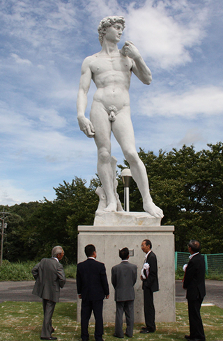 Michelangelo's David in Japan (image via japantimes.com)