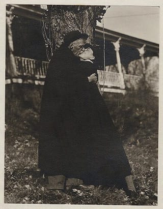 Photograph of Georgia O'Keeffe and Alfred Stieglitz kissing at Lake George (image via Yale Collection of American Literature, Beinecke Rare Book and Manuscript Library)