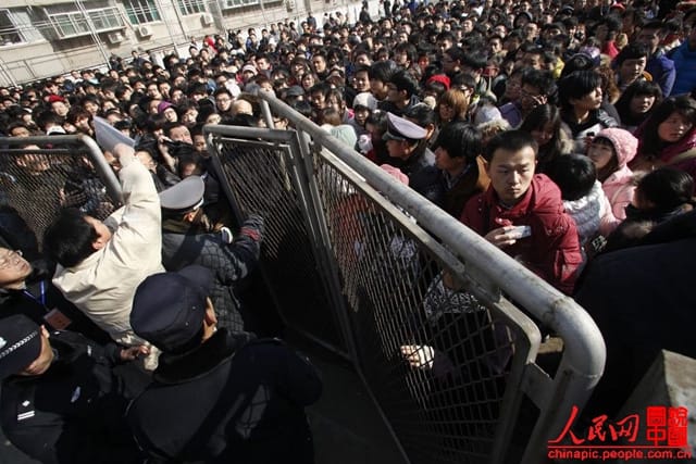 A crowd of the nearly 10,000 candidates who applied for the Shandong University of Arts this year