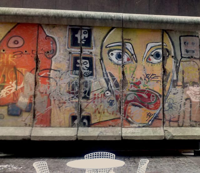 Pieces of the Berlin Wall on East 53rd Street (all photos by the author for Hyperallergic)