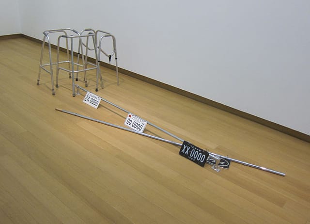 Cady Noland, "Strapped to a Narrative" (1988) (photograph via trendbeheer Archief)