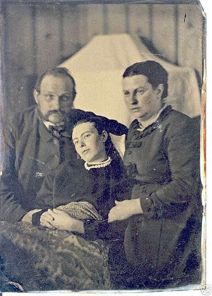 Parents with their deceased daughter (via Wikimedia)