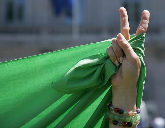 iran-protest-flag-and-v-sign1