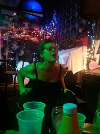 Jill Burton belting out her sounds (click to enlarge)