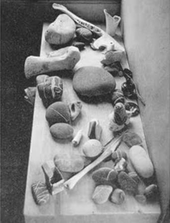 Le Corbusier's "Objects of Poetic Reaction" (photograph by Willy Rizzo, via Svb­scrip­tion)