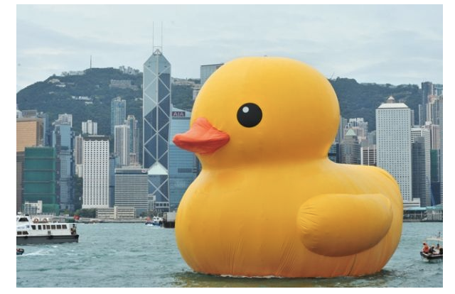 Florentijn Hofman, "Rubber Duck, Hong Kong" (2013) 14 x 15 x 16,5 meters Inflatable, pontoon and generator