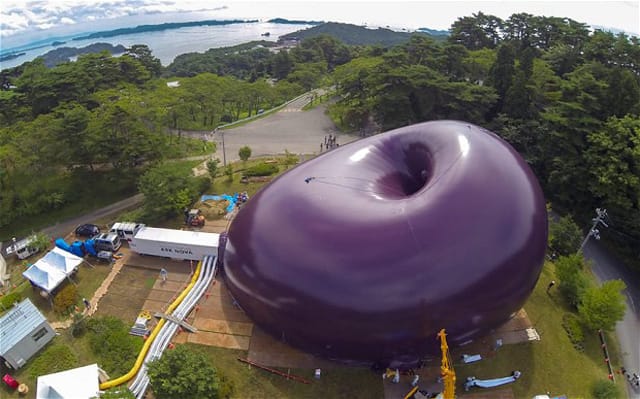The world’s first inflatable concert hall, jointly designed by Japanese architect Arata Isozaki and British-Indian sculptor Anish Kapoor, will begin touring ravaged areas of Japan. (via Spoon Tamago)