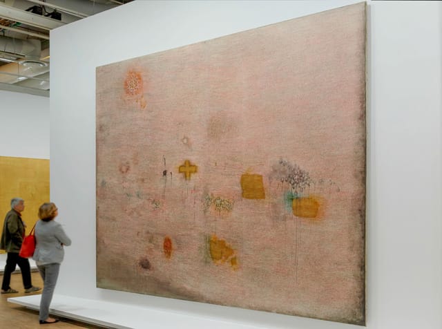 Simon Hantai, "Peinture (Ecriture rose)" (1958–59), colored ink, gold leaf on linen, 129 ¾ x 167 1/8 in., at the Centre Pompidou, Musee National d’Art Moderne, Paris (photo: Francois Bisi)