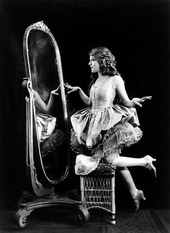 Mary Pickford in a 1920 photograph (via the Alfred Cheney Johnston Collection at the U.S. Library of Congress)
