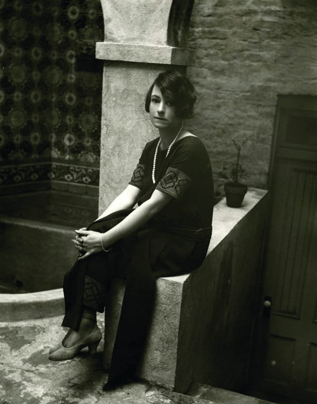 Dorothy Parker, 1924, photographed at the back of Harold Ross' brownstone. Credit: The New York Public Library for the Performing Arts, Vandamm Theatrical Photograph Collection, Billy Rose Theatre Division