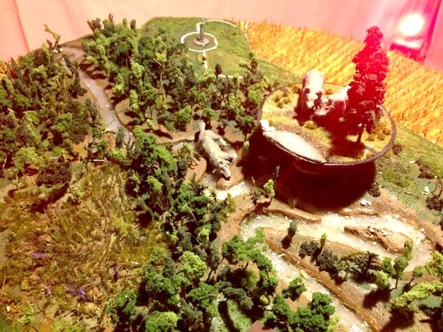 Diorama of the wolf zone as part of Deke Weaver's "The Unreliable Bestiary" (2013). Image courtesy of the author for Hyperallergic.