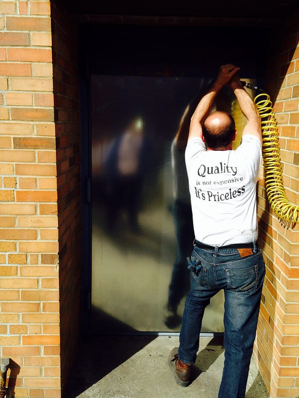 My selfie on the new "reflective" Greenpoint Banksy. (photo by the author for Hyperallergic)