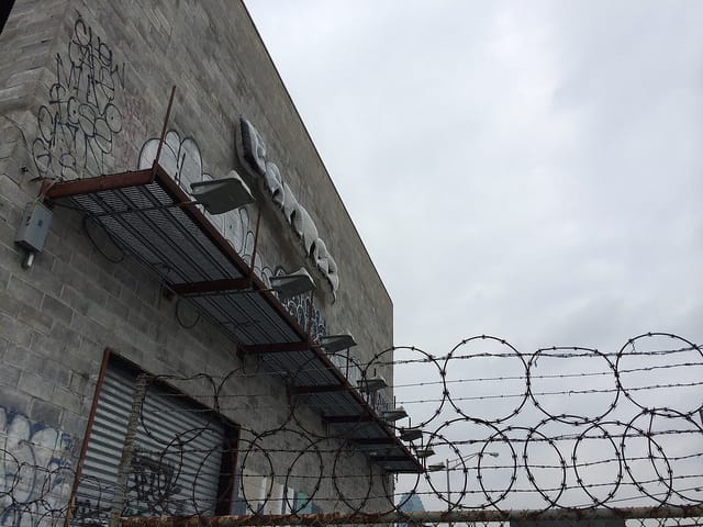 A side view allowed you to see the balloons clearly separated from the wall.