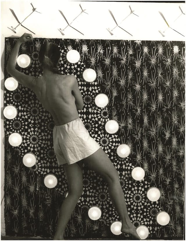 Theodora Skipitares, "Skysaver," performance at Galerie ak, Frankfurt, November 8–16, 1980 (courtesy the artist, photo by Christian Hanussek)