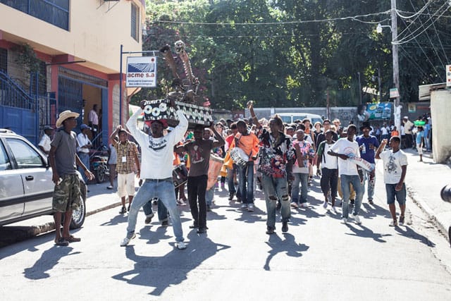 Arcade Fire's commissioned sculpture by André Eugène, leading a procession (all photos by the author for Hyperallergic)