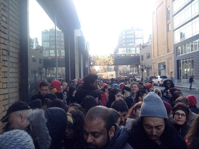 Lines outside the Kusama exhibition at David Zwirner (photo by Dylan Schenker, via Twitter)