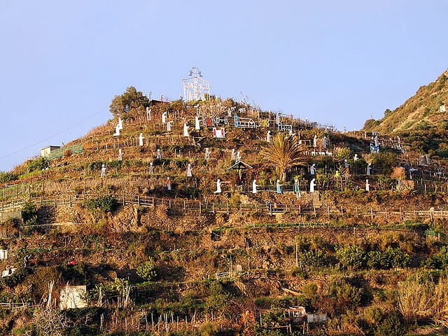 The hill of lights in daylight (photograph by shineon-it/Flickr user)