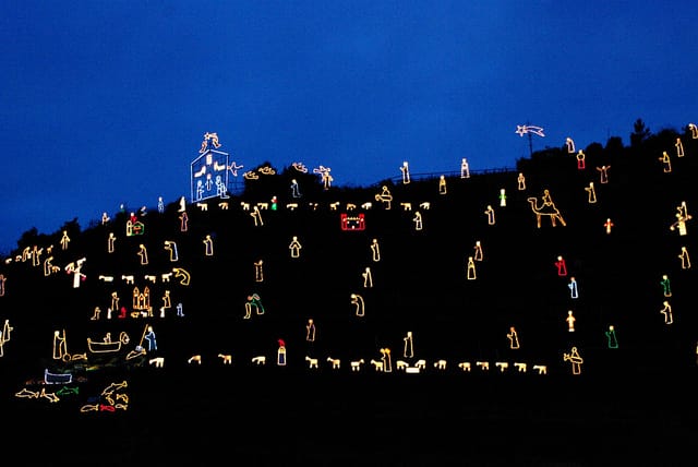 Hill of lights in Manarola (photograph by  Elena Giglia/Flickr user)