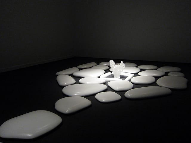 Mariko Mori, "Flatstone" (2006), ceramic stones and acrylic vase