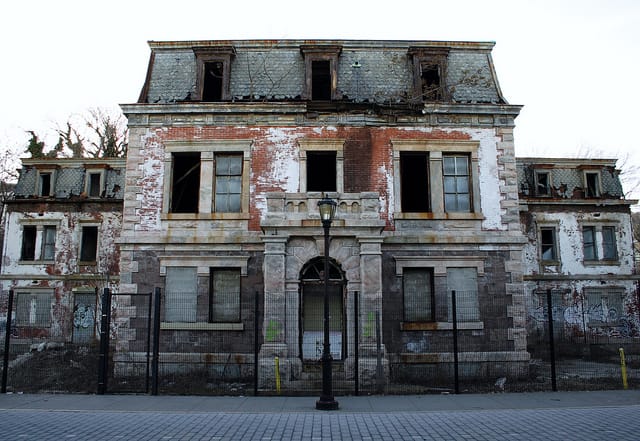 One of the buildings at the former Coast Guard site (photograph by Phil Stearns/Flickr user)