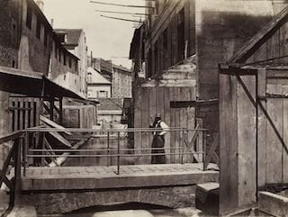 Bords de la BiËvre (au bas de la rue des Gobelins). Paris (XIIIËme arr.), 1865-1868. Photographie de Charles Marville (1816-1879). Paris, musÈe Carnavalet. Dimensions : 27,50 X 36,80 cm Dimensions de la vue