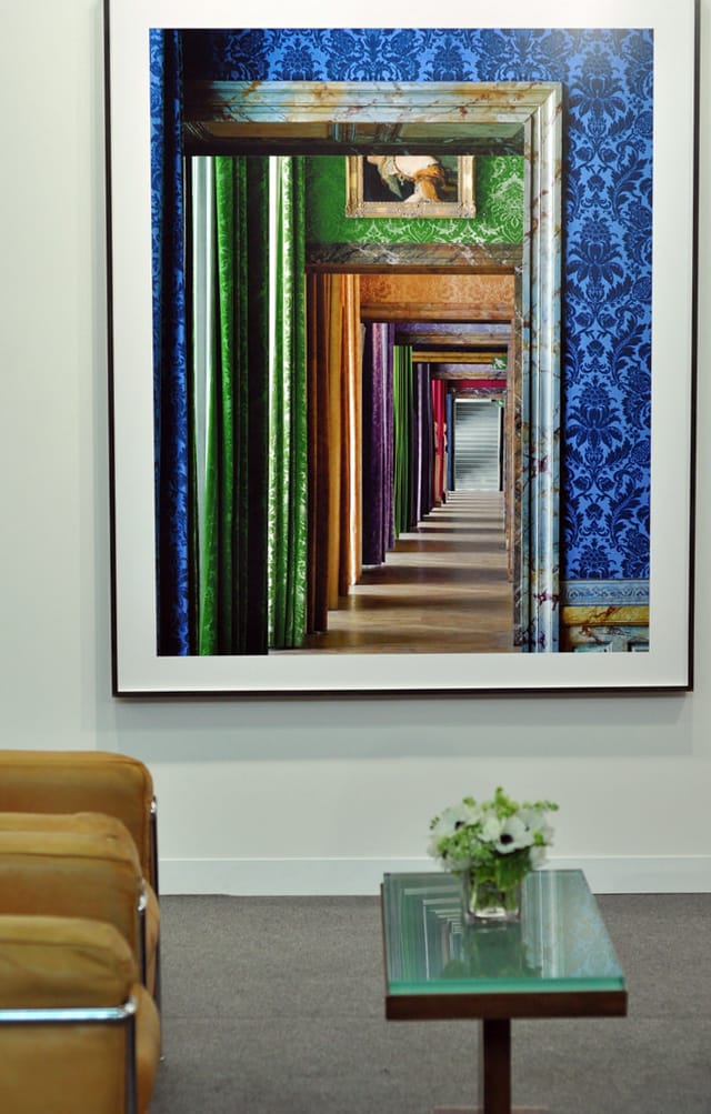 Robert Polidori, “Enfilade, Salle les princes royales, (86) ANR.02.004, Salles du XVII, Alle du Nord – 1er Etage” (2010), Kodak Endura print mounted to Dibond, at Edwynn Houk Gallery (photo Hrag Vartanian/Hyperallergic)