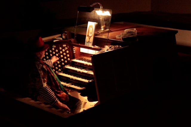 Charlemagne Palestine performing at Plymouth Church (photo by Bradley Buehring) (courtesy ISSUE Project Room)