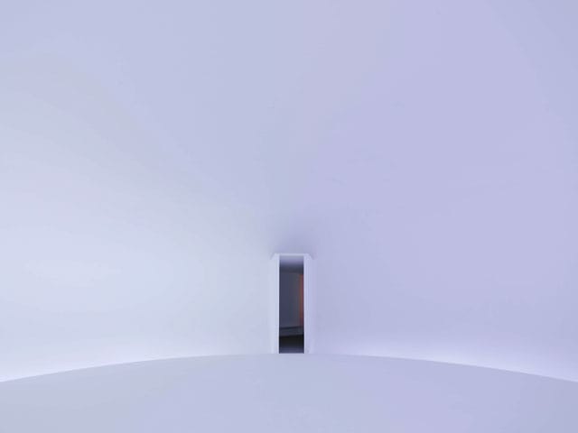 Doug Wheeler, " LC 71 NY DZ 13 DW" (2013), reinforced fiberglass, flat white titanium dioxide latex, LED light, and DMX control , 771 x 811 3/8 x 219 in (1958.3 x 2060.9 x 556.3 cm) (photo by Tim Nighswander, Imaging4Art) (© 2014 Doug Wheeler) (courtesy David Zwirner, New York / London) (click to enlarge)