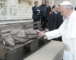 Pope Francis with the model for "Homeless Jesus"