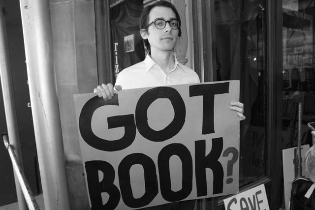 Outside Rizzoli Bookstore on closing night (all photos by the author for Hyperallergic)