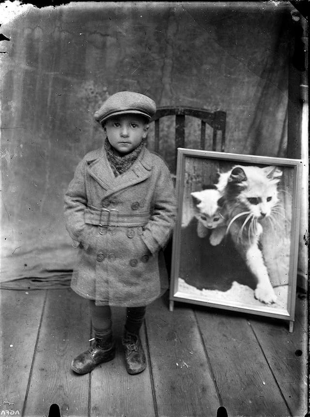Child with a cat painting (via Costică Acsinte Archive)