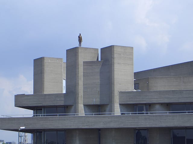 Antony Gormley's "Event Horizon" in London, 2007 (photo by Flickr user Little Blue Penguin)