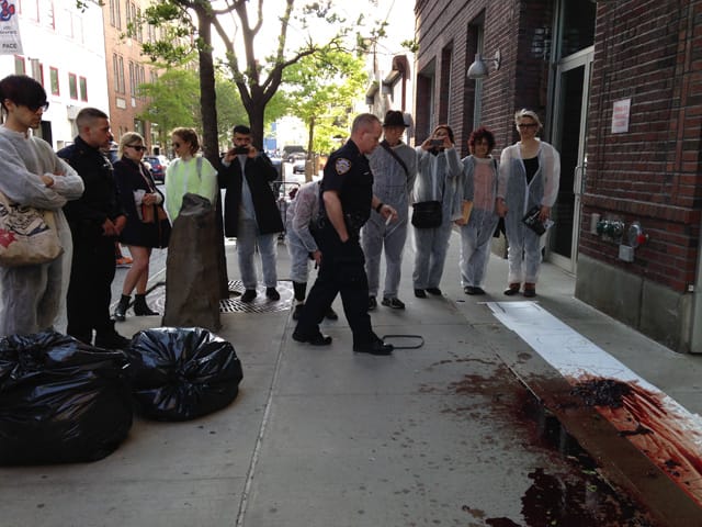 Police officers entering Dia (click to enlarge)