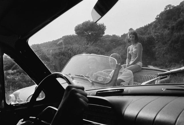 Joel Meyerowitz, "Greece" (MoMA title: "Greece. Corfu") (1967), gelatin silver print, printed c. 1967, 9 x 13 3/8 in (click to enlarge)