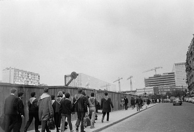 Joel Meyerowitz, "Paris, France" (MoMA title: "Paris. Boulevard de Vaugirard") (1966), gelatin silver print, printed c. 1966, 9 x 13 3/8 in (© Joel Meyerowitz, courtesy Howard Greenberg Gallery, New York)